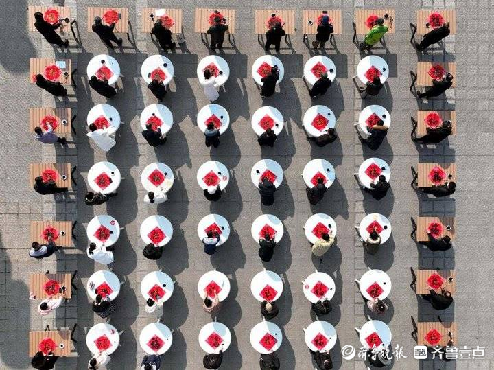 百名书法爱好者写“百福”迎新年