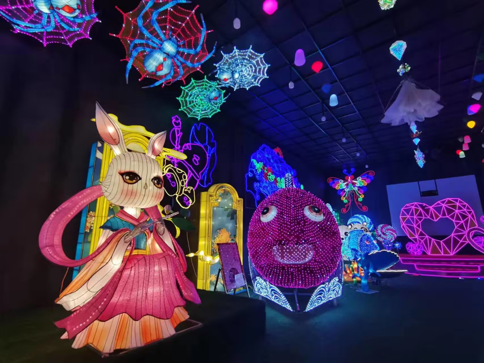 潍坊花灯爆单：销量增七成，带现金来也拿不着货