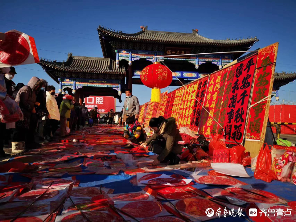 壹点图集丨红红火火年味浓！烟台福山大集上春联福字受欢迎