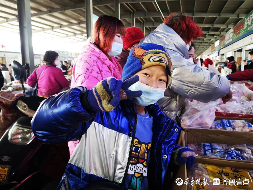 壹点图集丨假期遇上腊月大集，小朋友们也来感受烟台浓浓年味