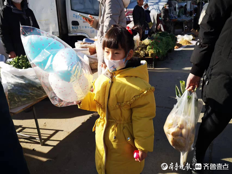 壹点图集丨假期遇上腊月大集，小朋友们也来感受烟台浓浓年味