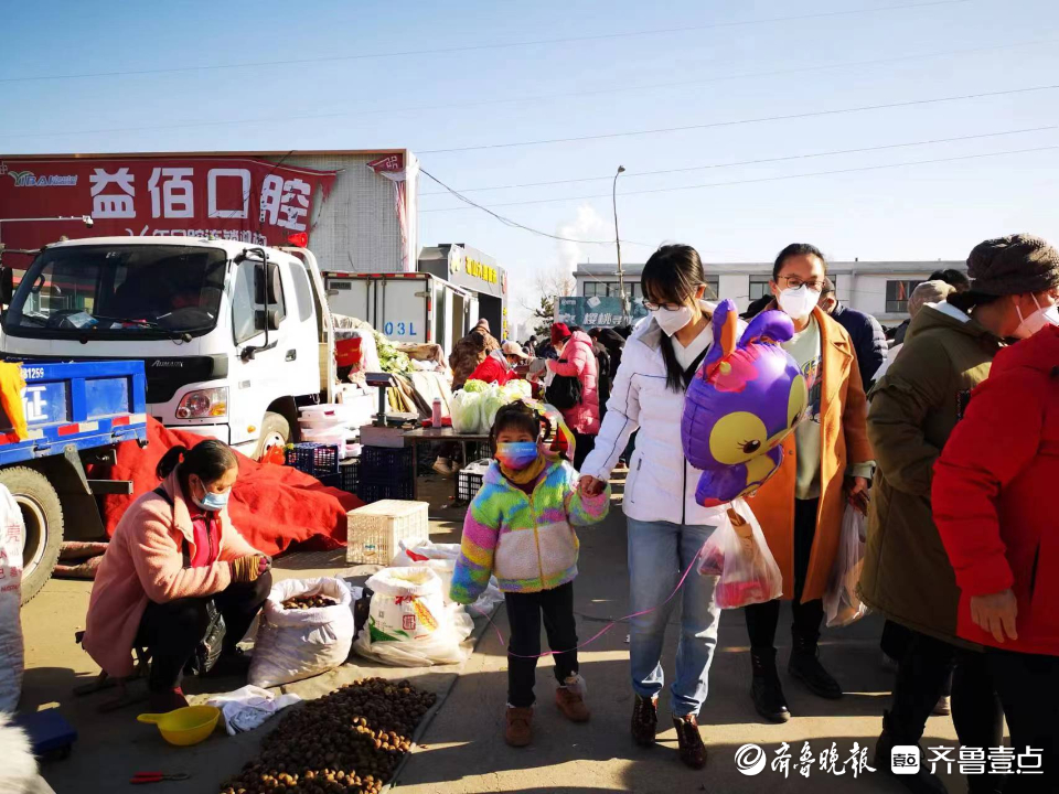 壹点图集丨假期遇上腊月大集，小朋友们也来感受烟台浓浓年味