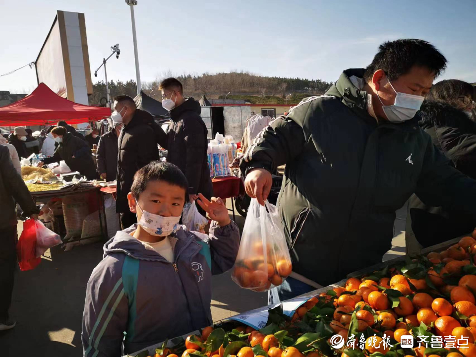 壹点图集丨假期遇上腊月大集，小朋友们也来感受烟台浓浓年味
