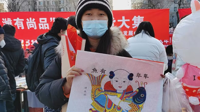 果然视频|年味加非遗，记者在黄河大集体验杨家埠木版年画印刷