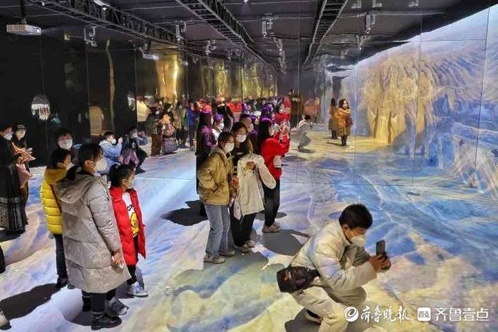 “共生世界——2022济南国际双年展”第二日，市民观展热情高