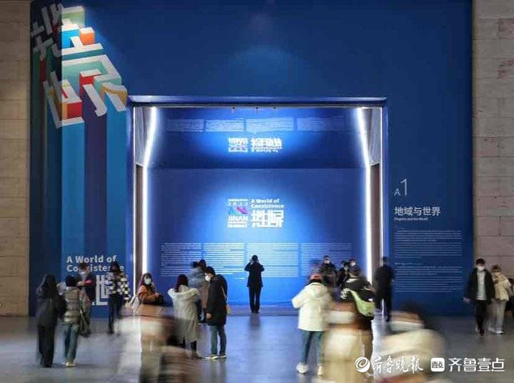 “共生世界——2022济南国际双年展”第二日，市民观展热情高