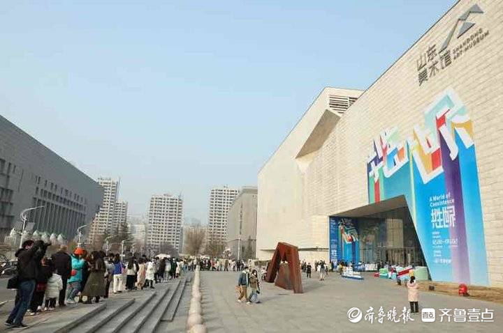 “共生世界——2022济南国际双年展”第二日，市民观展热情高