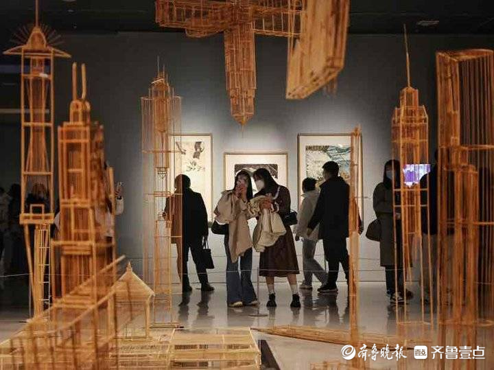 “共生世界——2022济南国际双年展”第二日，市民观展热情高
