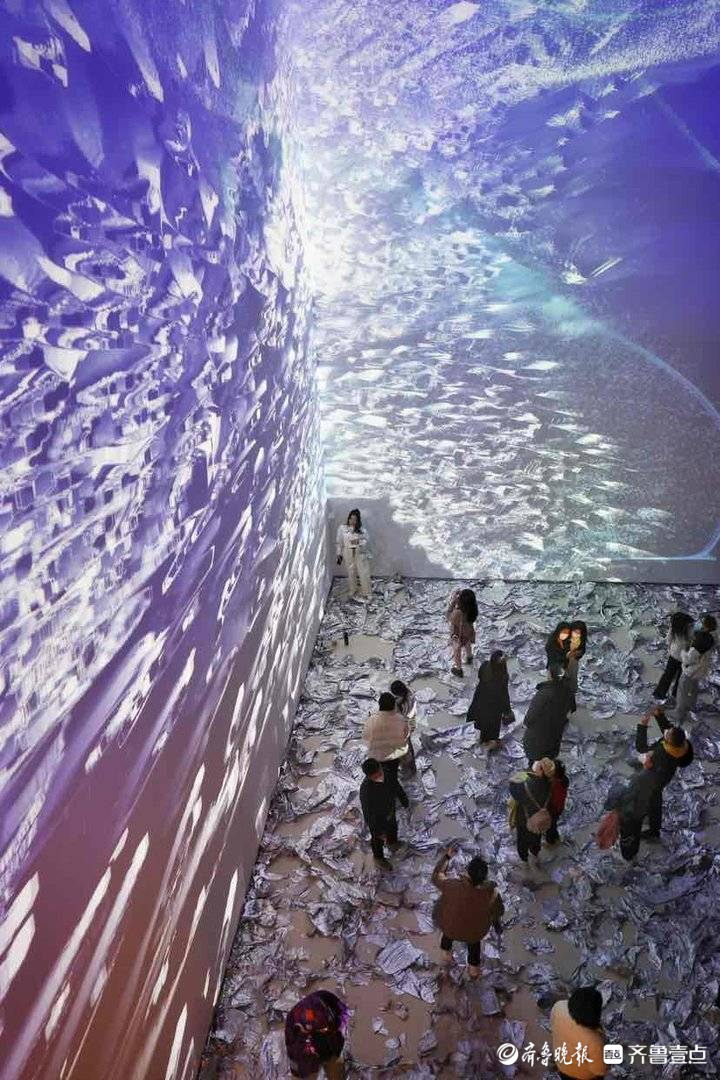 “共生世界——2022济南国际双年展”第二日，市民观展热情高