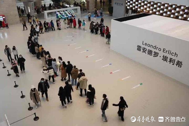 “共生世界——2022济南国际双年展”第二日，市民观展热情高
