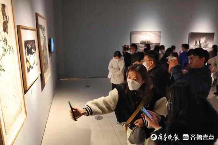 “共生世界——2022济南国际双年展”第二日，市民观展热情高