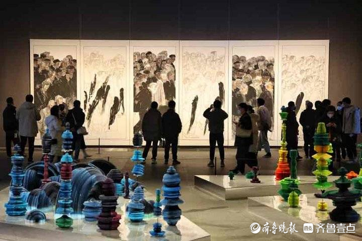 “共生世界——2022济南国际双年展”第二日，市民观展热情高