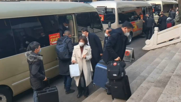 两会VLOG|省人大代表报到现场，看看他们都关注啥