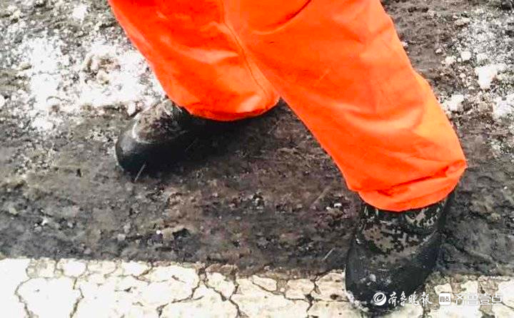 保洁员冒雪除雪,鞋子全被浸湿-齐鲁晚报·齐鲁壹点