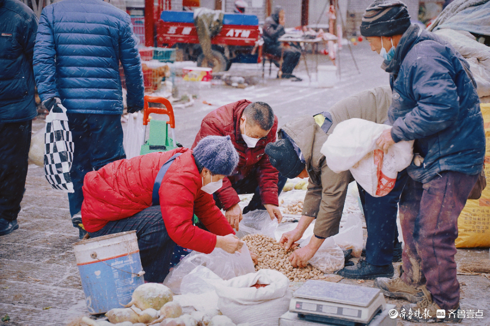 壹点图集丨瑞雪兆丰年，当烟火博山大街大集遇见淄博小年初雪……