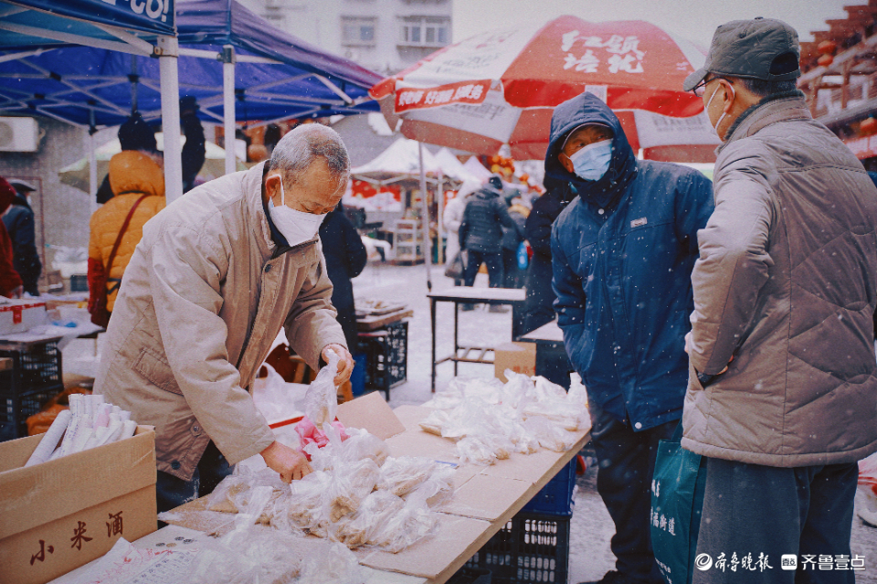 壹点图集丨瑞雪兆丰年，当烟火博山大街大集遇见淄博小年初雪……