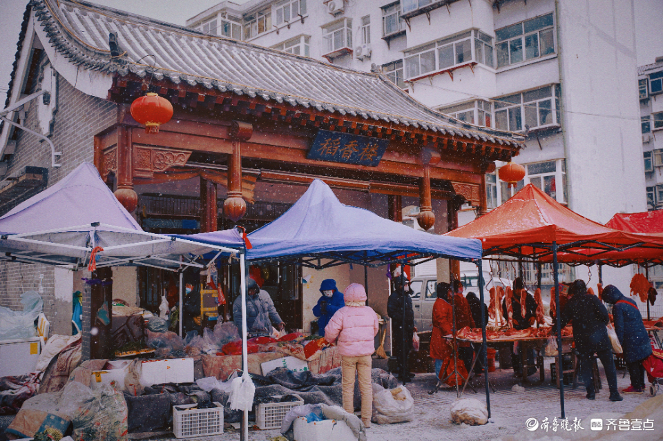 壹点图集丨瑞雪兆丰年，当烟火博山大街大集遇见淄博小年初雪……