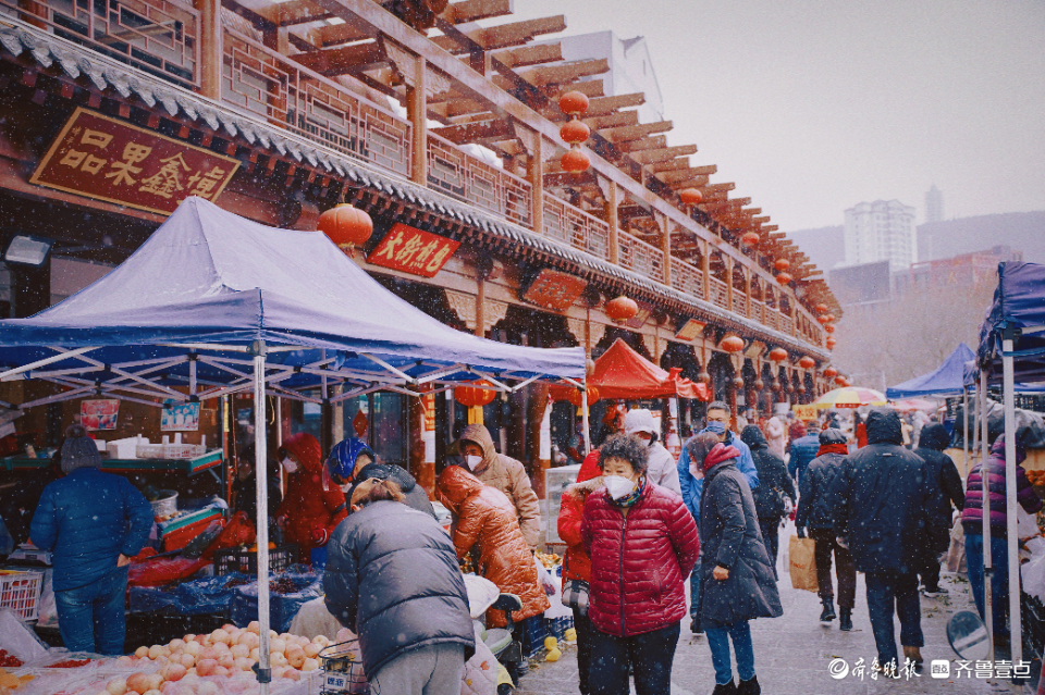 壹点图集丨瑞雪兆丰年，当烟火博山大街大集遇见淄博小年初雪……