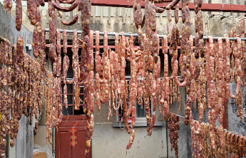 枣庄年关灌肠生意红火，店主：每天能灌1500斤