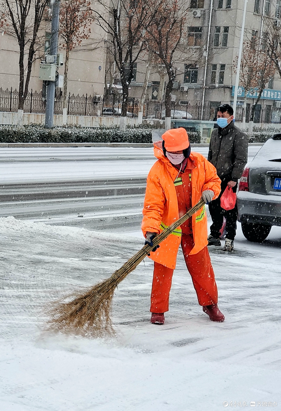 环卫工人扫雪图片高清图片