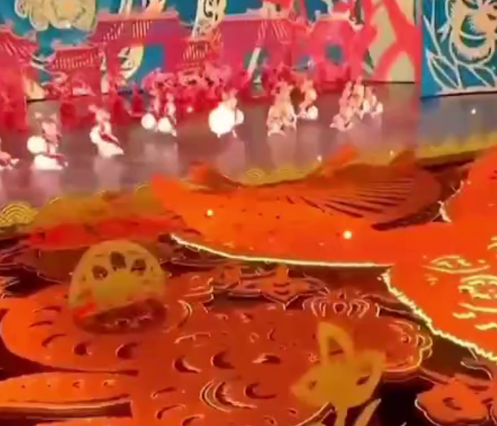 除夕夜！“山东脱口秀天团”代表上春晚，徐志胜为“黄河大集”带货；来自山东招远的小金娃们踩着高跷上春晚，他们以软萌优美的舞姿征服了全国观众。