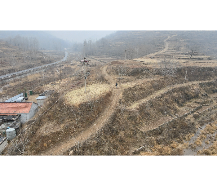 2023年春节前夕，齐鲁晚报·齐鲁壹点记者跟随山东沂源县南麻街道、石桥镇、东里镇、南鲁山镇几所乡村中小学的校长老师走进大山，见证并记录下了乡村教师的家访足迹和山区孩子的梦想。“一起努力把大山里的学生教育好、培养好，帮助他们走出大山，将来有机会再反哺这片土地。”