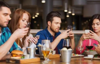 书摘｜数字时代，我们已无法心无旁骛地享受朋友聚会