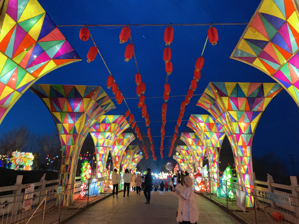壹点图集丨花灯初点亮，玉黛湖灯会元宵节依旧灯火长明……