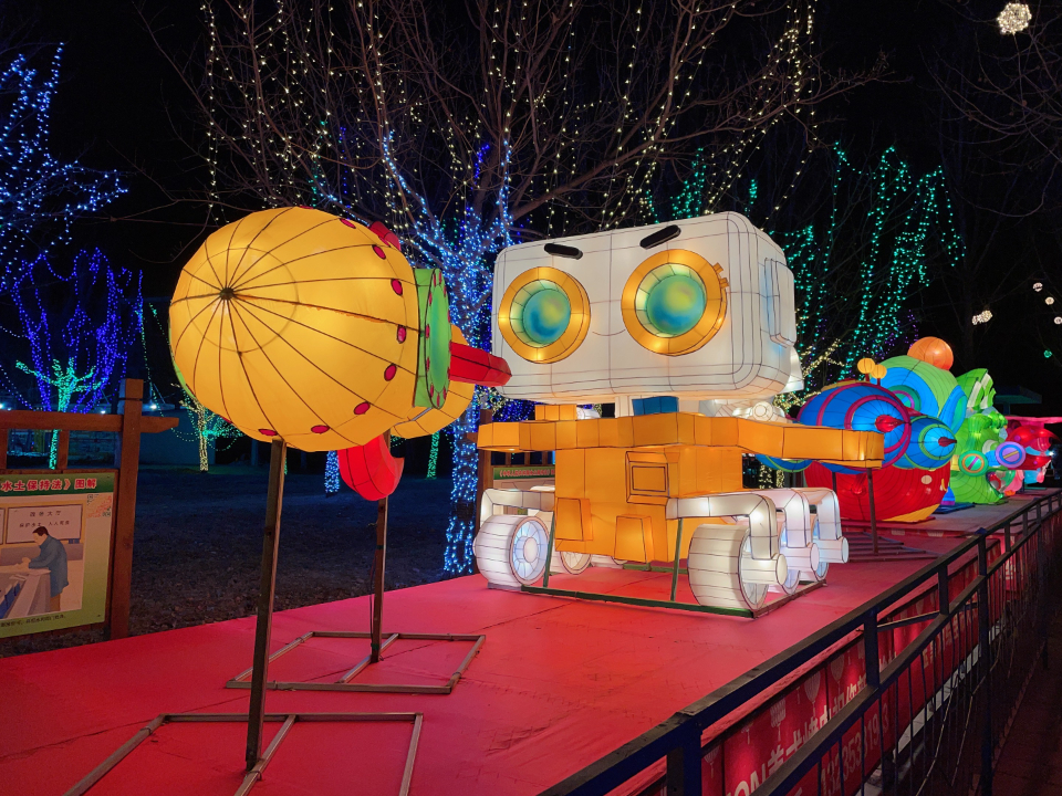 壹点图集丨花灯初点亮，玉黛湖灯会元宵节依旧灯火长明……