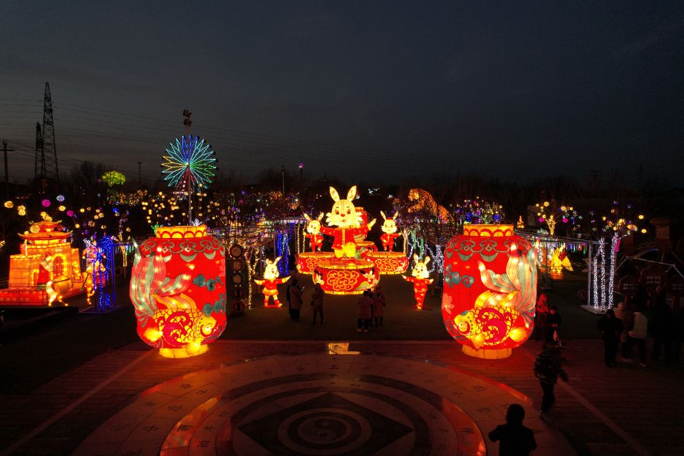 壹点图集丨花灯初点亮，玉黛湖灯会元宵节依旧灯火长明……