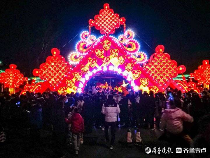 元宵节前夜太热闹了，济南趵突泉景区游客如织