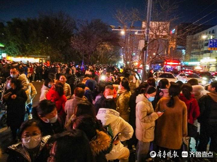 元宵节前夜太热闹了，济南趵突泉景区游客如织