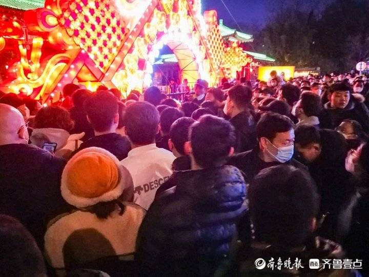 元宵节前夜太热闹了，济南趵突泉景区游客如织