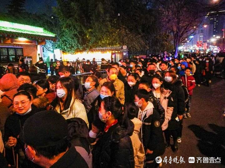 元宵节前夜太热闹了，济南趵突泉景区游客如织