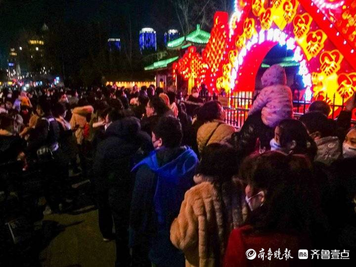 元宵节前夜太热闹了，济南趵突泉景区游客如织