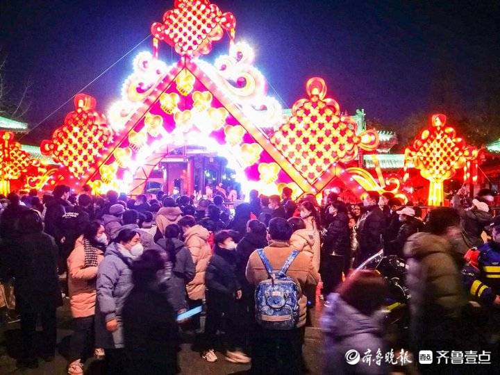 元宵节前夜太热闹了，济南趵突泉景区游客如织