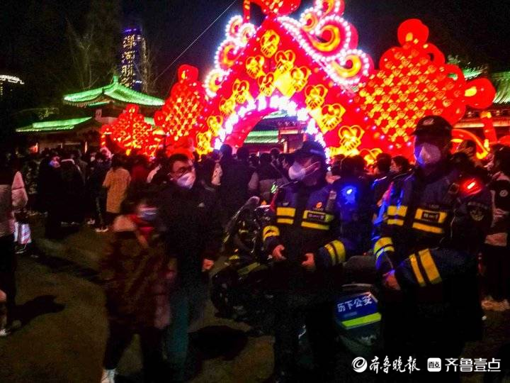 元宵节前夜太热闹了，济南趵突泉景区游客如织