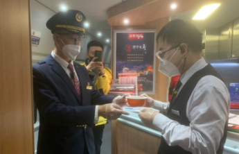 壹粉闹元宵|吃元宵送祝福！情报员分享高铁上的浓浓“元宵味”