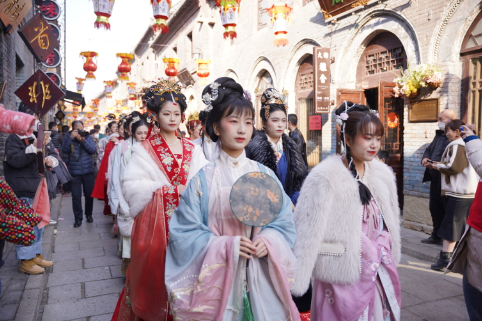 壹点图集 | 良辰美景，汉服遇见周村古街，邂逅元宵别样风情