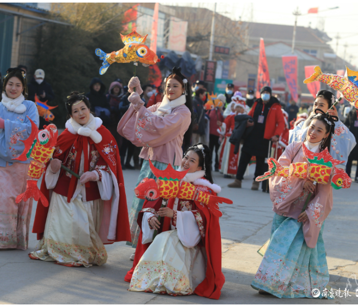 兔年正月十五元宵节，看花灯、吃元宵、舞秧歌、民俗展演……山东多地灯会点亮夜空，各式花灯五彩斑斓，花式闹元宵哪家强？