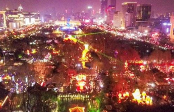 元宵夜，航拍济南趵突泉花灯会，游客如云   