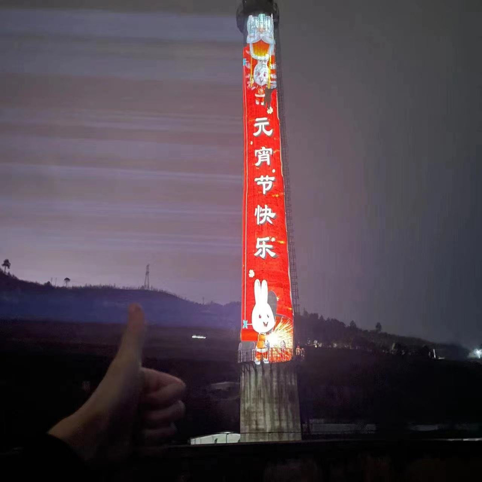 通过包装车间的烟囱不仅展现了茅台酒瓶,酒盒子,还有兔子图案的红包雨