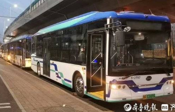 元宵节济南部分景区出现大客流，公交电车线路加大班次投入