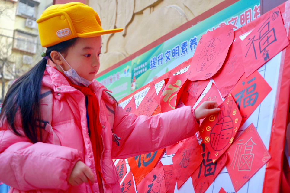 萌娃返校，济南市舜玉小学学生开学贴福字