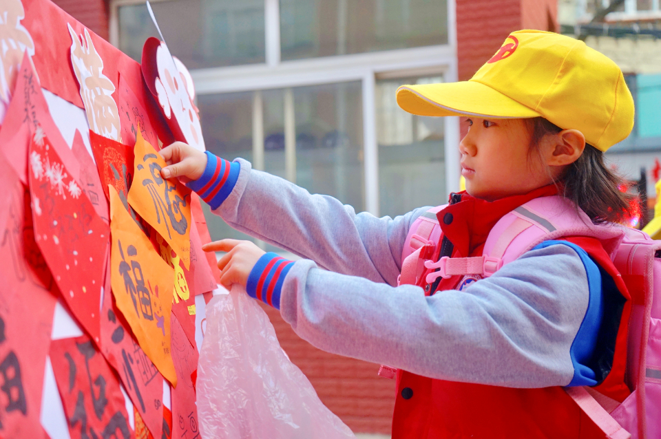 萌娃返校，济南市舜玉小学学生开学贴福字