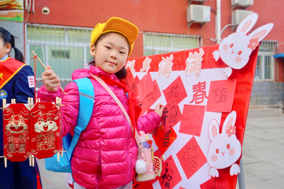 萌娃返校，济南市舜玉小学学生开学贴福字