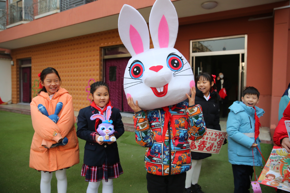 开学第一天，济南市经十一路小学学生手携兔年创意周边进校园