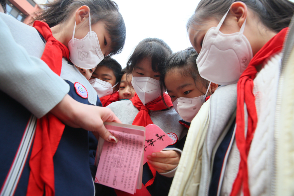 开学第一天，济南市经十一路小学学生手携兔年创意周边进校园