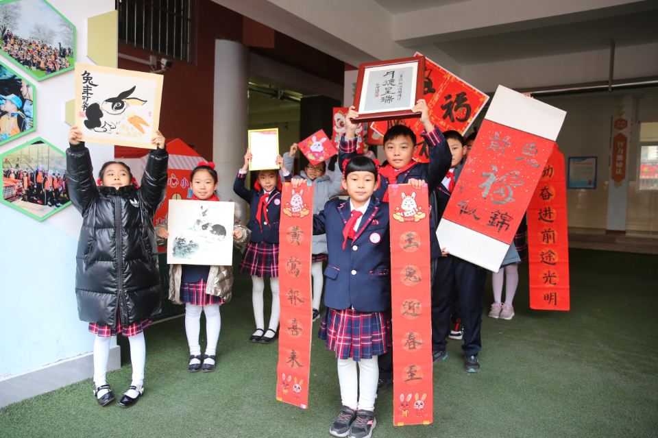 开学第一天，济南市经十一路小学学生手携兔年创意周边进校园