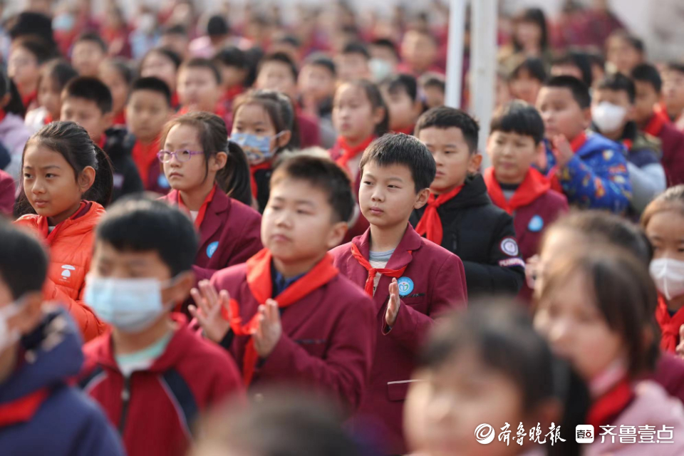 分享雷锋故事致敬身边雷锋，爱都小学开学典礼传承雷锋精神